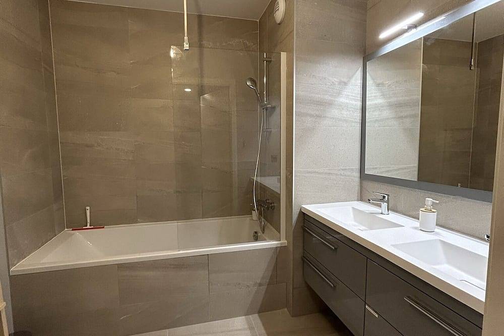 Entire apartment, Très bel appartment 2 chambres avec piscine in Èze, Nice region
