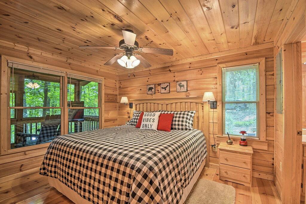'Pinot & Pine' Chic Log Cabin ~ 5 Mi to Blue Ridge in Cherry Log, Chattahoochee National Forest