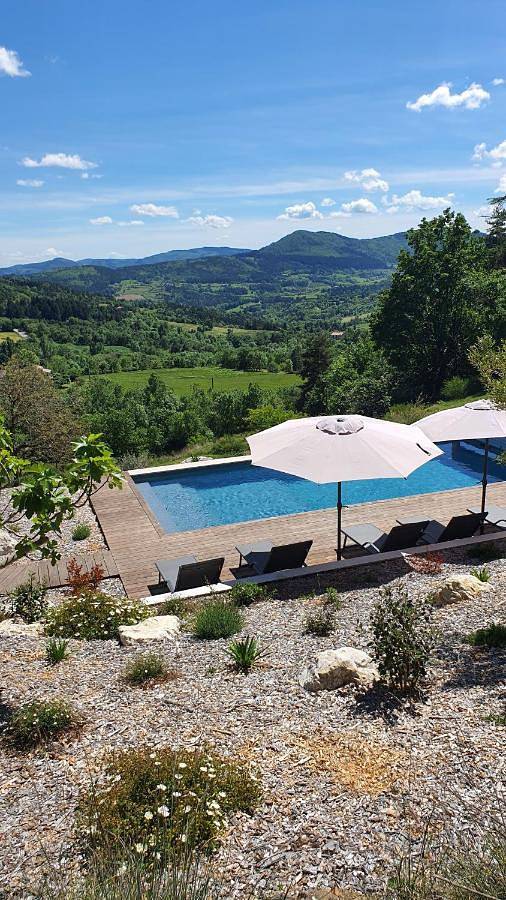 Gîte pour 2 personnes, avec terrasse et jardin ainsi que sauna et piscine à Saint-Félicien