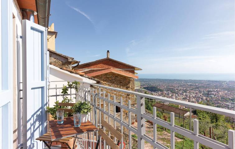 Apt mit Meerblick: Kochnische, Feuerstelle, & WiFi in Massa, Italienische Riviera