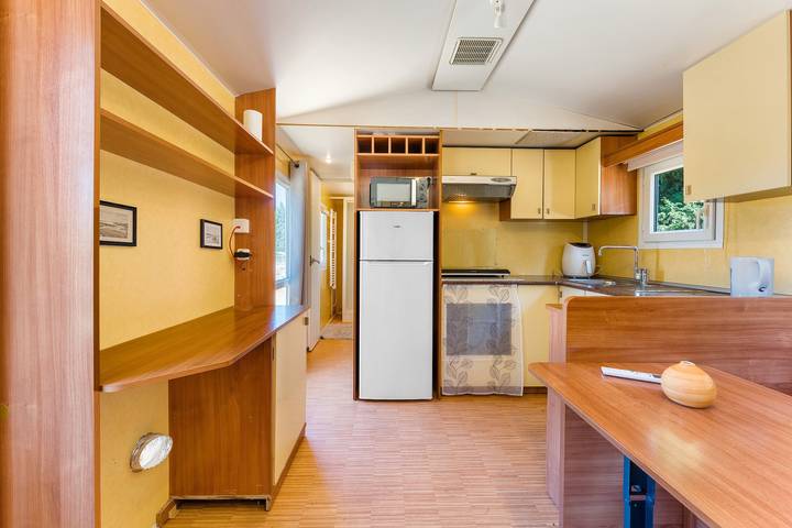 Mobile Home "In Provence" with Private Terrace, Wi-Fi, and Air Conditioning in Eyragues, Arles region