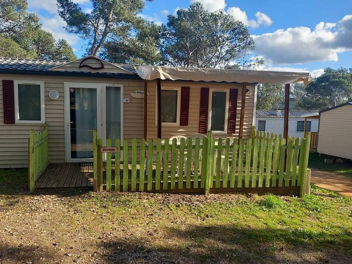Camping Le Pinada - Mobilheim 4 personen - Tout Confort - 2 Schlafzimmer mit Klimaanlage und Tv - 28 m² in Fabrezan, Mittelmeerküste (Frankreich)