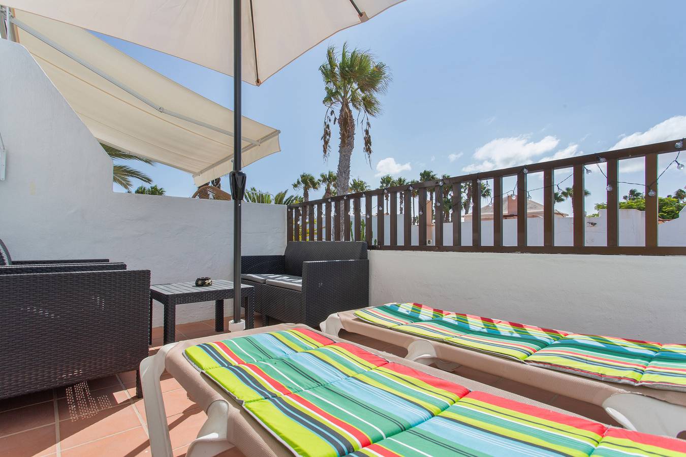 Geheel appartement, Vakantie 'Casa De La Calma' met zeezicht, gedeeld zwembad en Wi-Fi in Corralejo, La Oliva