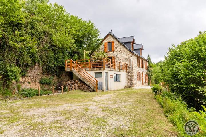 Gîte pour 6 personnes, avec terrasse et jardin à Soueix-Rogalle