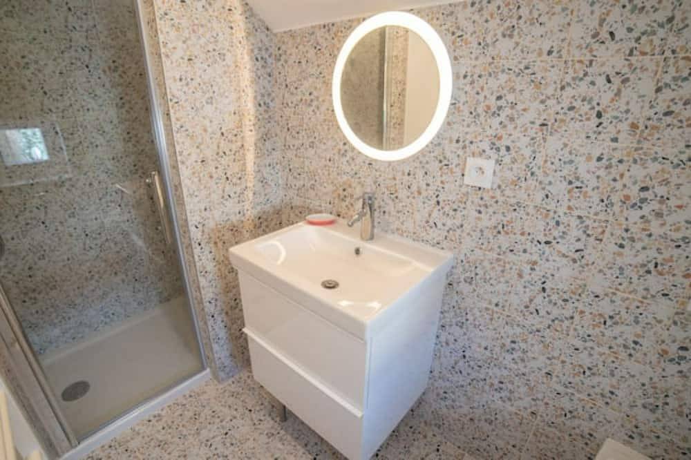 Ganze Wohnung, App*** 2/4 people \"Pop\" 🌈 ☀️ Air-conditioned with garden in Lons-le-Saunier, Jura