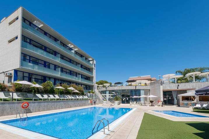 Appart’hôtel pour 6 personnes, avec piscine et bassin pour enfant ainsi que terrasse et jardin, animaux acceptés