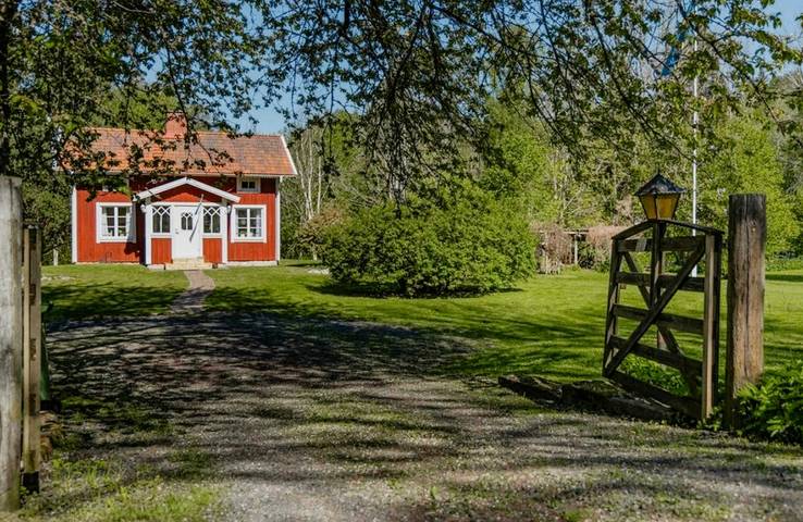 Avkopplande villa med braskamin och egen bäck in Öglunda distrikt, Västergötland