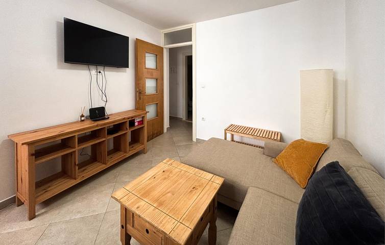 Moderno apartamento de 2 dormitorios con wifi, aire acondicionado y vistas al parque, a 800 m del centro de la ciudad in Labin City, Labin