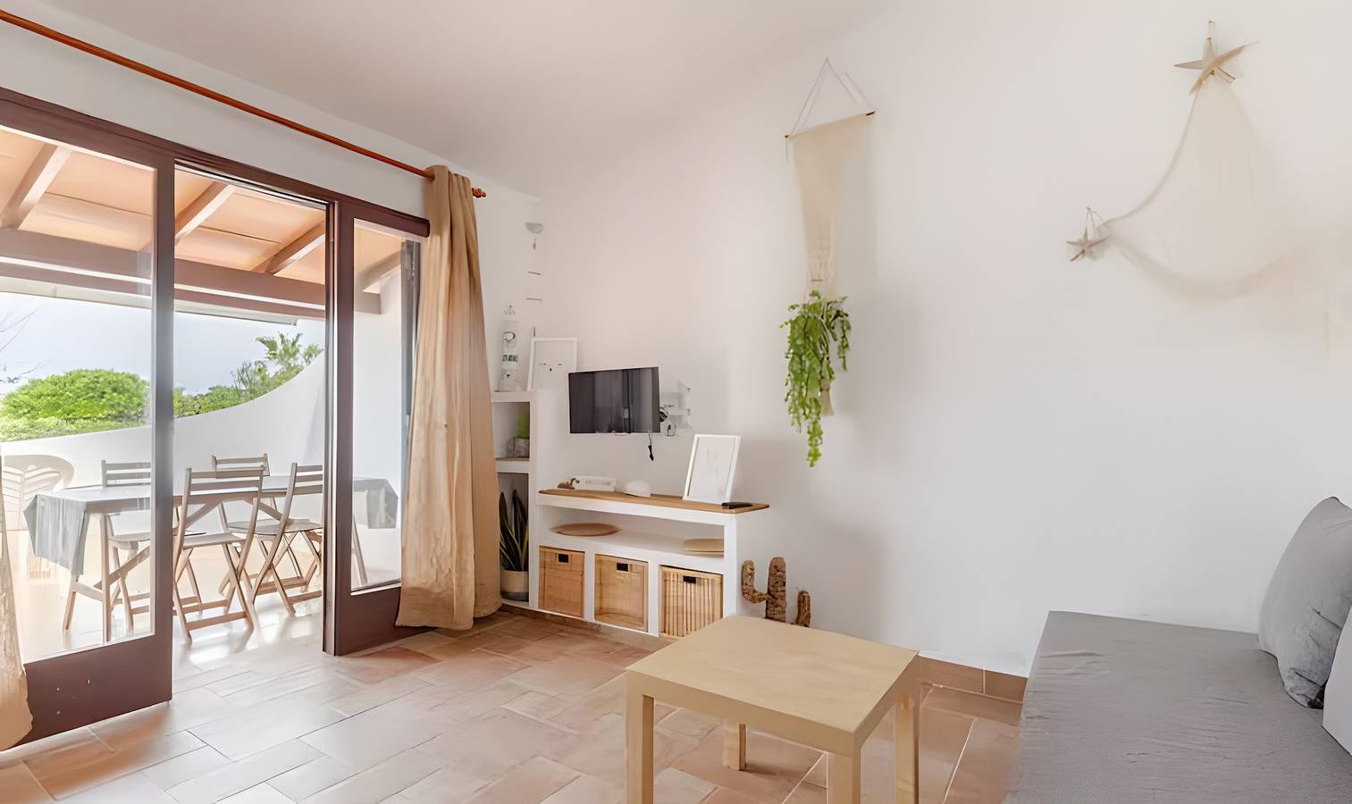 Entire apartment, Apartment 'Villa Estrellas 2' with Shared Pool, Private Terrace and Wi-Fi in Cap d'Artrutx, Ciutadella