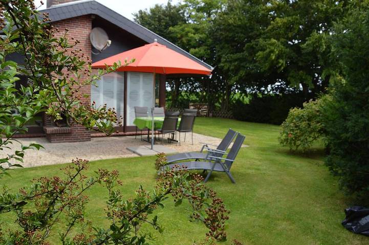 Ferienhaus für 4 Personen, mit Pool und Terrasse sowie Whirlpool und Garten in Butjadingen