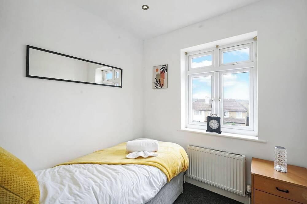 Prv-Parking | Jacuzzi Bath | Families / Groups | in Elstree and Borehamwood, Hertfordshire