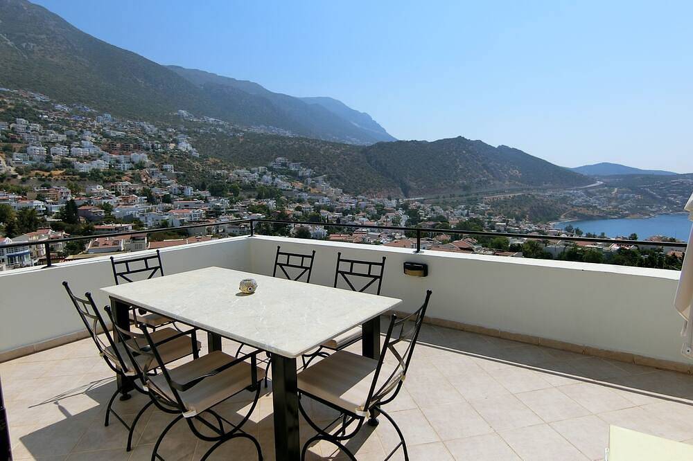 3 Bed / 3 Bath Freistehende Villa, privater Pool, fantastische Aussicht, 5 Minuten zu Fuß in die Stadt in Kaş, Saklıkent