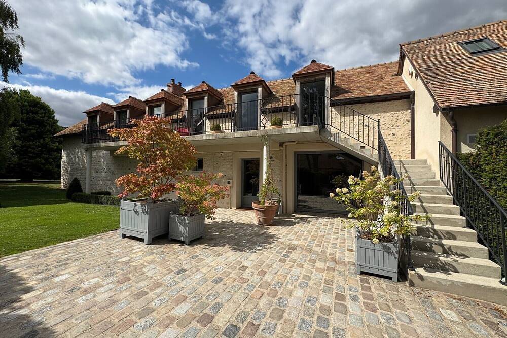 Entire apartment, Exceptional country apartment with pool, jacuzzi and sauna in La Chapelle-Longueville, Évreux region