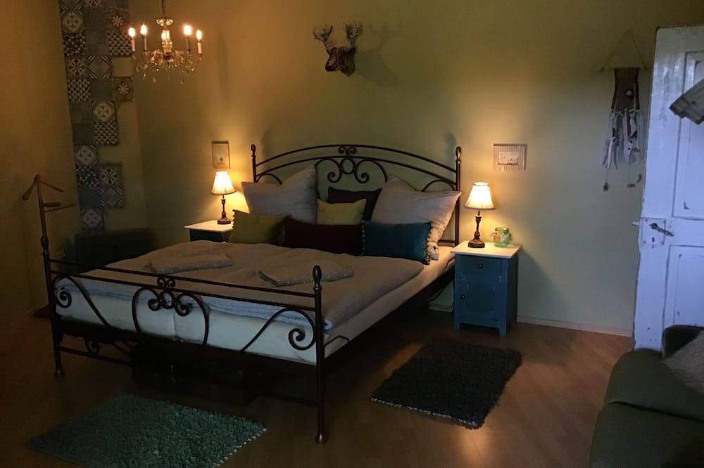 Ganze Wohnung, Le mignon. Kleine, gemütliche Ferienwohnung mit großer Terrasse im Grünen. in Illingen, Saar-Nahe-Bergland