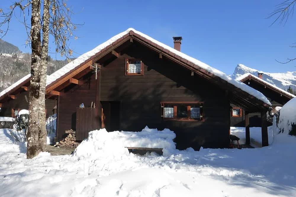 Chalet “8p Simple - La Hulotte”: Mountain View, Private Terrace & Wi-Fi in Verchaix, Bonneville region