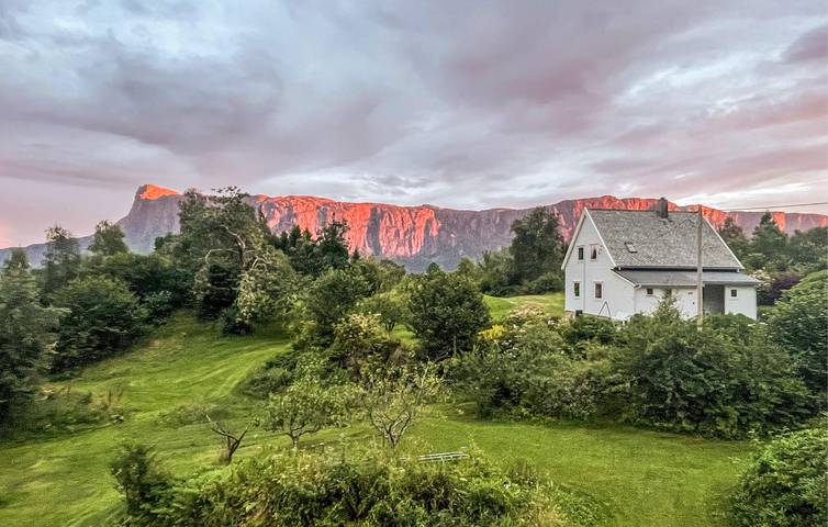Ferienhaus für 8 Personen mit Garten in Hyllestad