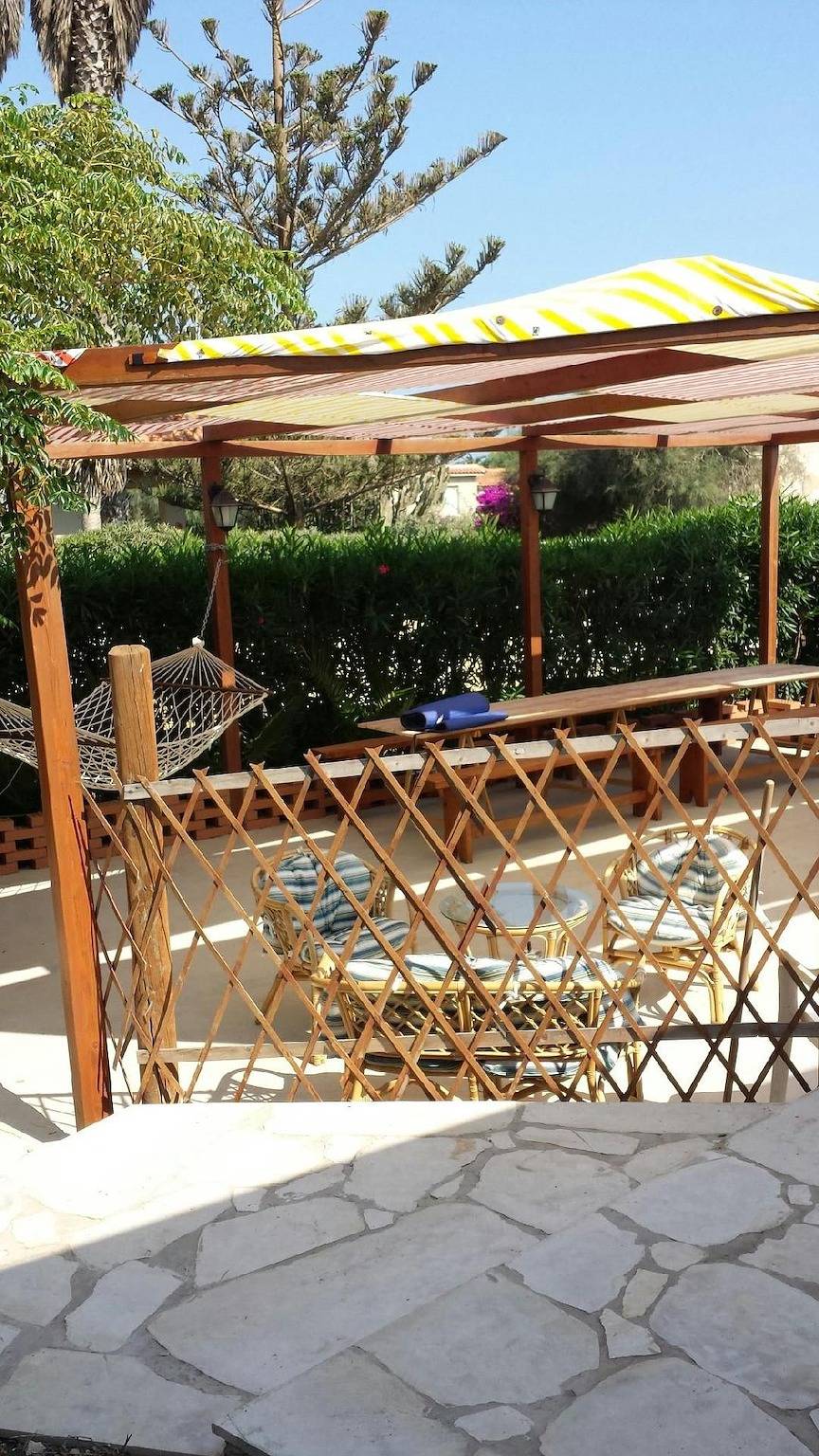 Entire holiday apartment, Geräumige Ferienwohnung in Strandnähe mit großzügigem Außenbereich und Meerblick in Santa Maria del Focallo, Ispica