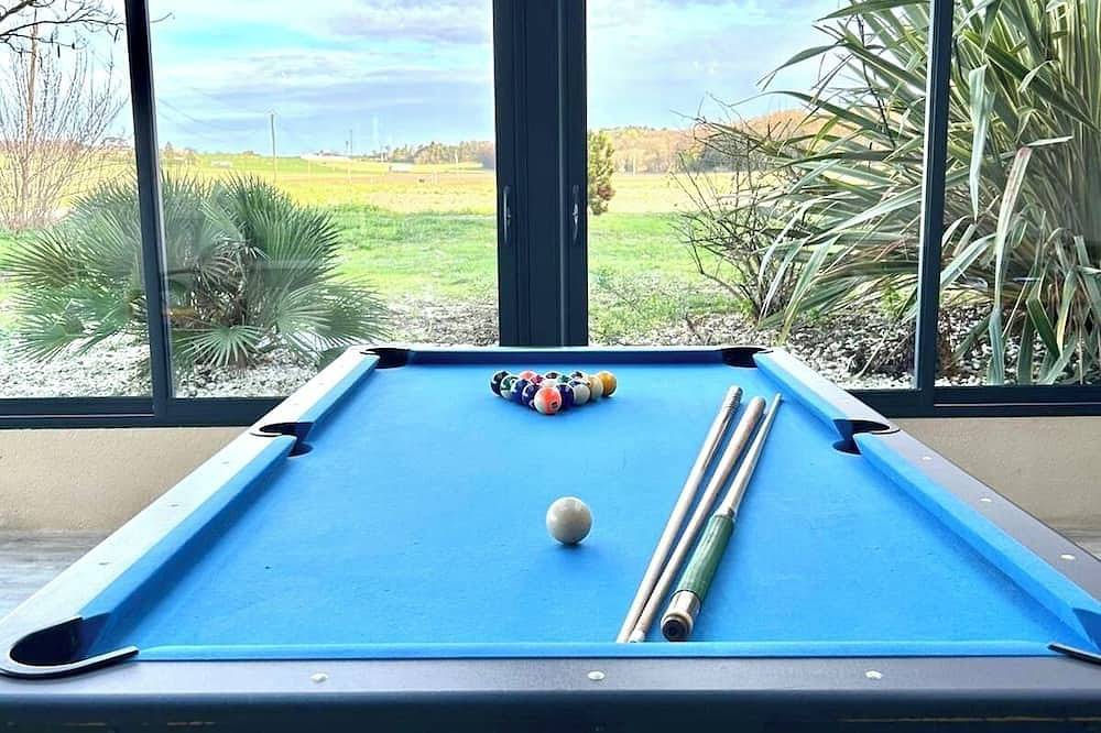 The large gîte \"Les Robets\" - Swimming pool - Games - Communal areas in Sainte-Maure-de-Touraine, Chinon region