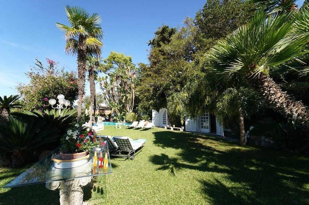 Appartamento intero, Incantevole Bilocale Giardino in Villa con piscina con acqua termale in Chiaia, Ischia