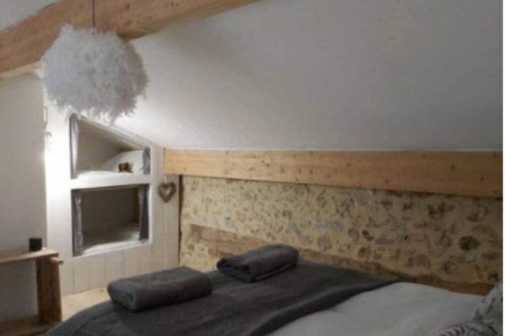 Stylish 2 bedroom loft style apartment  with shared pool in Dordogne, in Monpazier, Périgord Pourpre
