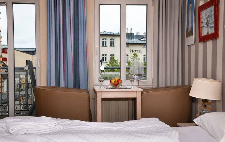 Ganze Wohnung, Traumhafte 1-Zimmer-Ferienwohnung mit Balkonterrasse und Leuchtturmblick in Warnemünde Strand, Rostock