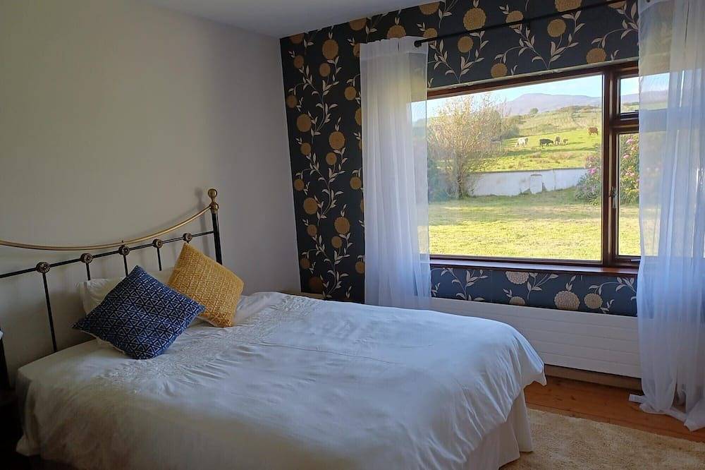 Spacious shore-side bungalow in an exclusive and historic location in Irland