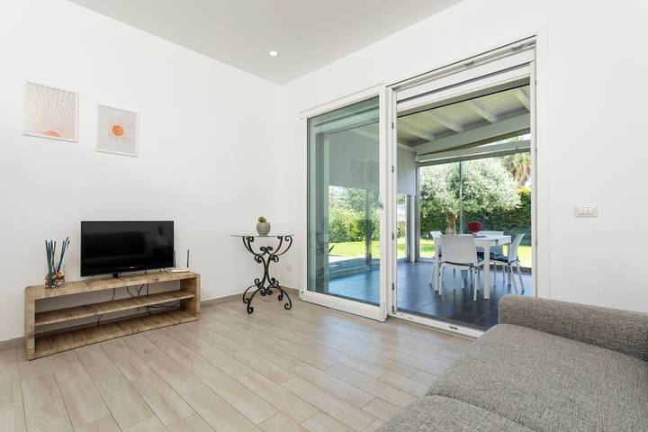 Tropical House Vacation Home: Oasis with Private Pool at the Foot of Mount Etna in Riposto, Catania Province