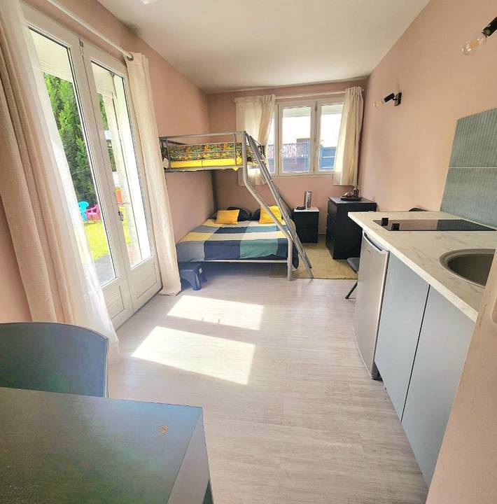 Location de vacances pour 3 personnes, avec Terrasse ainsi que Jardin et Vue à Athis-Mons