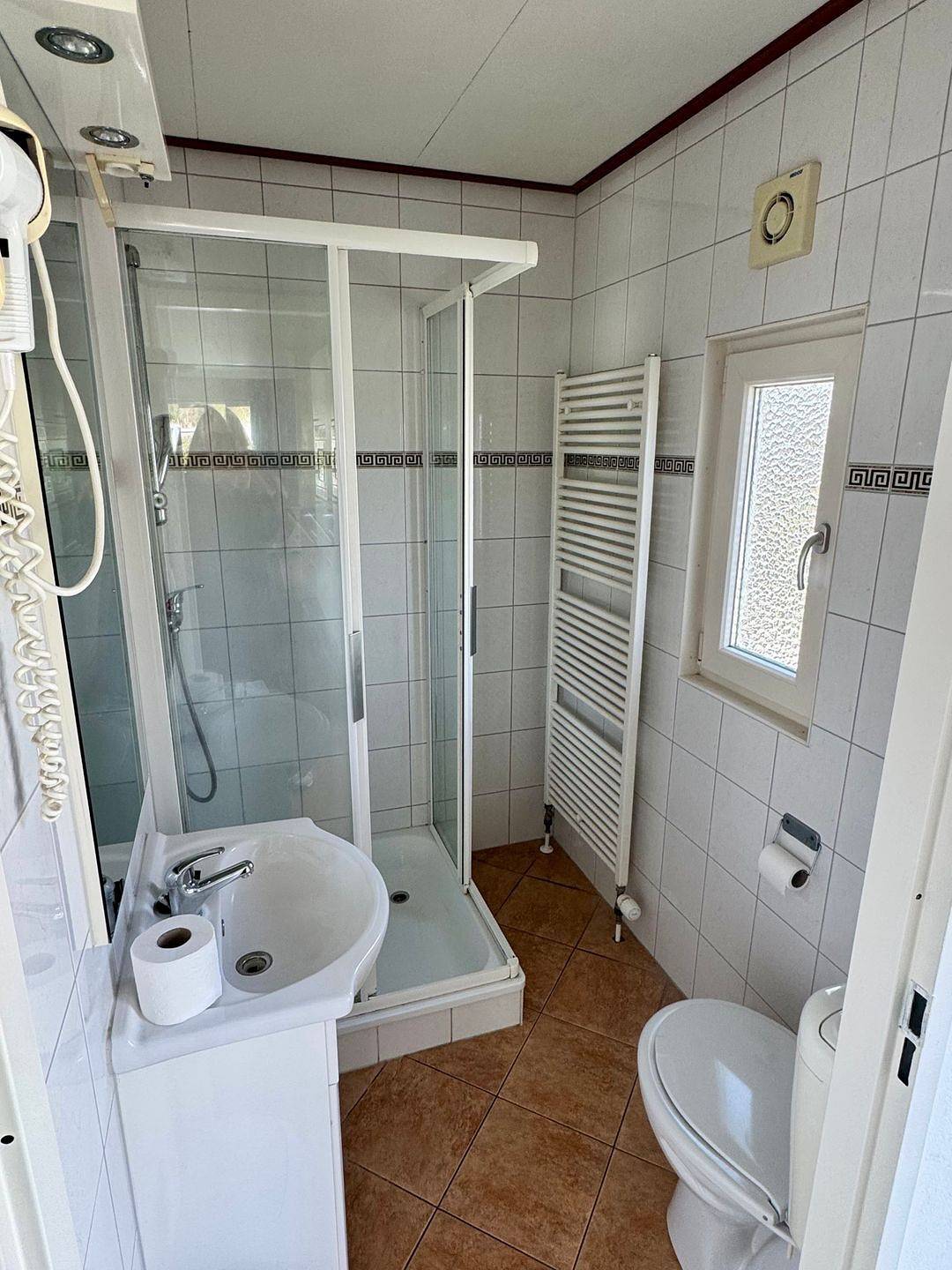 Chalet am Strandaufgang B028, 230 m zur Nordsee Garten, Terrasse und Klimaanlage in Zeeuwse Kust