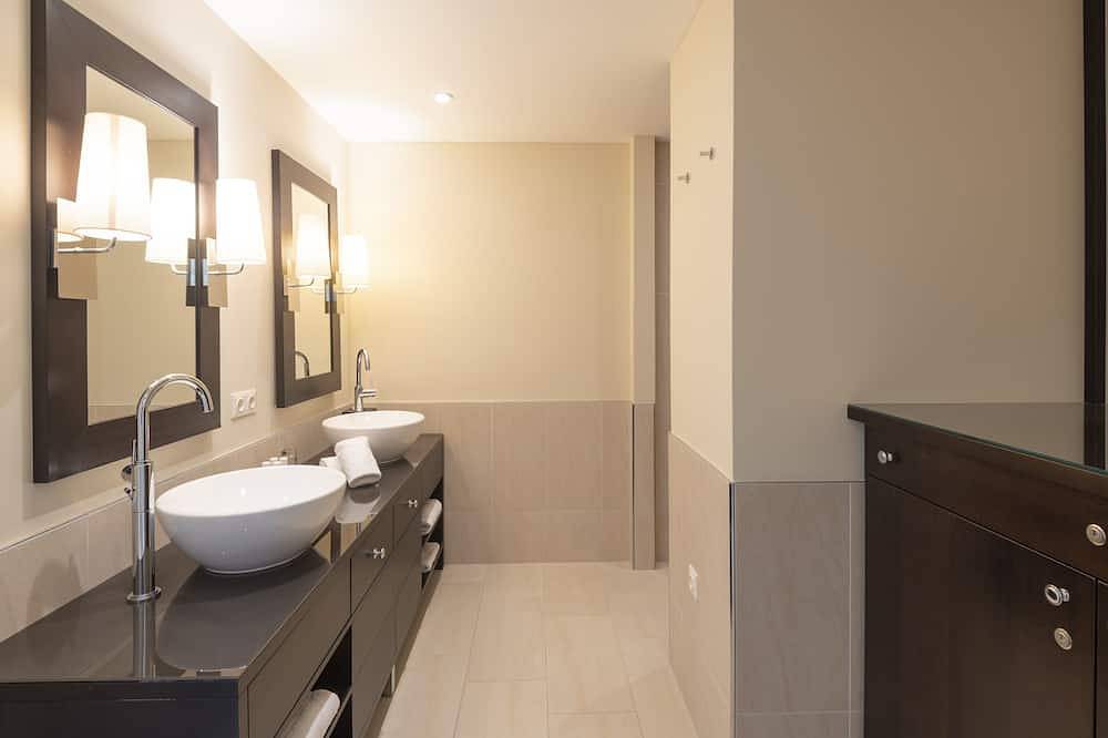 Ganze Wohnung, Appartement Direkt am Wörthersee mit Privatstrand und Reserviertem Parkplatz in Pörtschach am Wörthersee, Klagenfurt-Villach