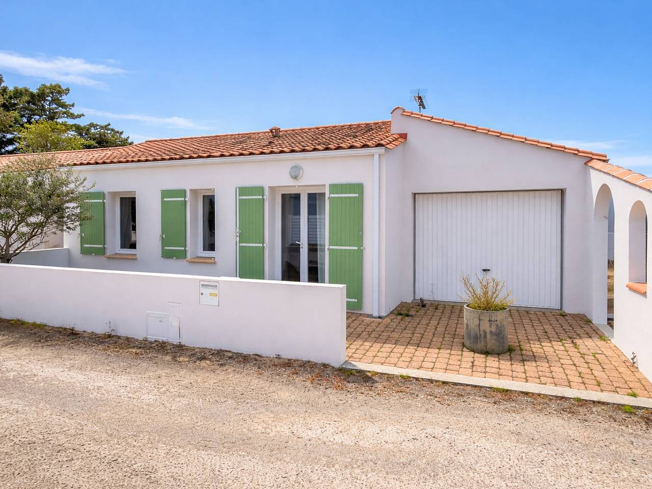 Charming Beachside House with Garden, Close to Shops in La Tranche-sur-Mer, Vendée