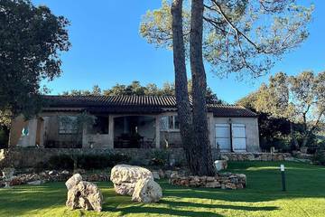 Location de vacances pour 6 personnes, avec piscine, animaux acceptés à Sainte-Anastasie-sur-Issole