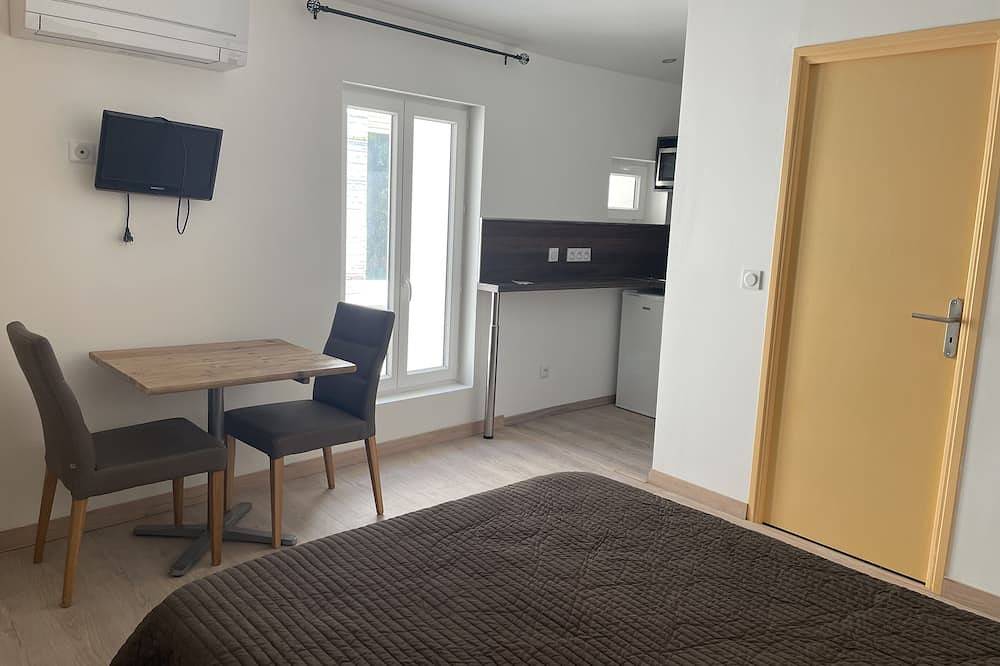 Appartement entier, Lovely studio at the first floor downtow in Eyragues, Région d'Arles