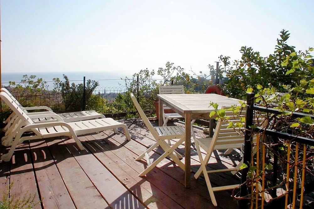 Entire apartment, Cosy apartment for 6 people with Wifi, Tv and terrace in Costarainera, Riviera di Ponente