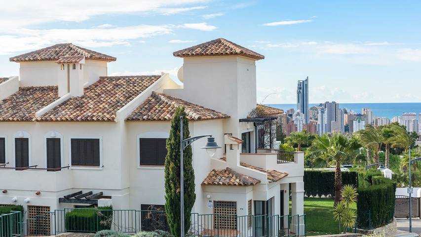 Casa para 4 personas, con jardín además de terraza y piscina en Benidorm
