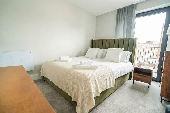 Apartamento entero, Spacious 1 Bedroom Leicester Apartment w Balcony in Leicester, Heart of England