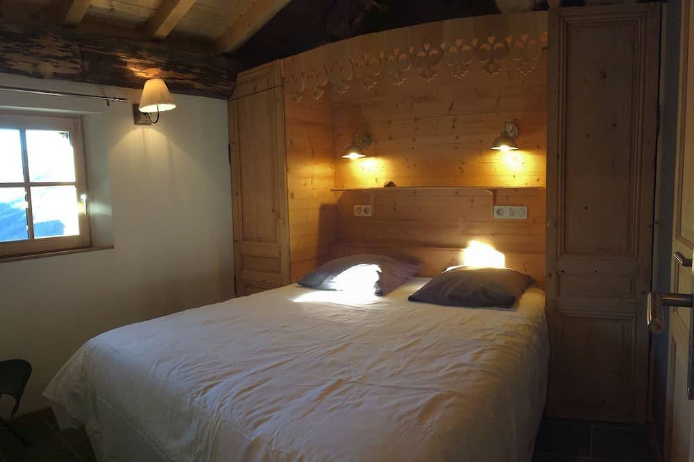Charming chalet on a ski slope at 5550 feet altitude overlooking the valley; in Valmeinier, Saint-Jean-de-Maurienne region