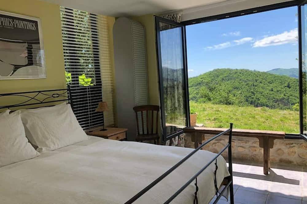 Entire apartment, Gite in Ardeche with breathtaking views of the mountains and valley in Vals-les-Bains, Parc naturel régional des Monts d'Ardèche