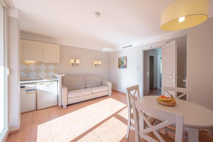 Gîte pour 4 personnes, avec piscine et bassin pour enfant, adapté aux familles dans Port de Cannes Marina - 2