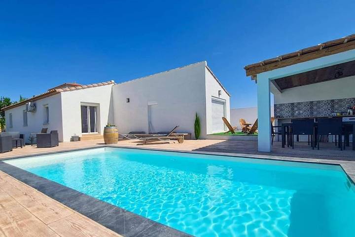 Villa pour 6 personnes, avec terrasse ainsi que piscine et jardin