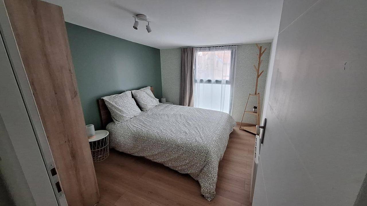 Appartement entier, One-Bedroom Apartment in Pérignat-sur-Allier, Région de Clermont-Ferrand