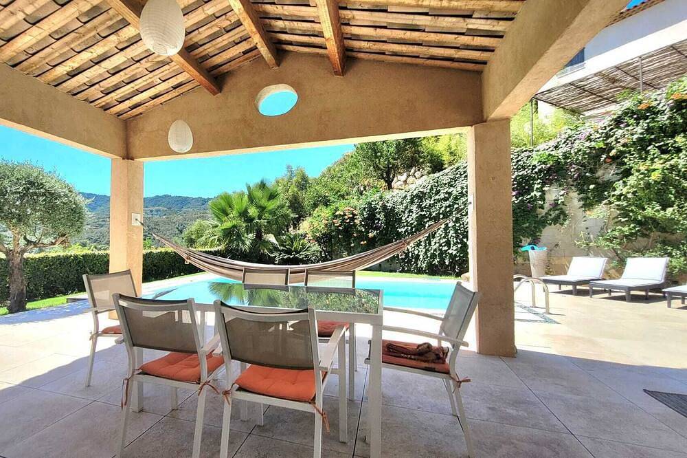 Zeitgenössische Villa mit modernem Pool in Pégomas, Cannes und Umgebung
