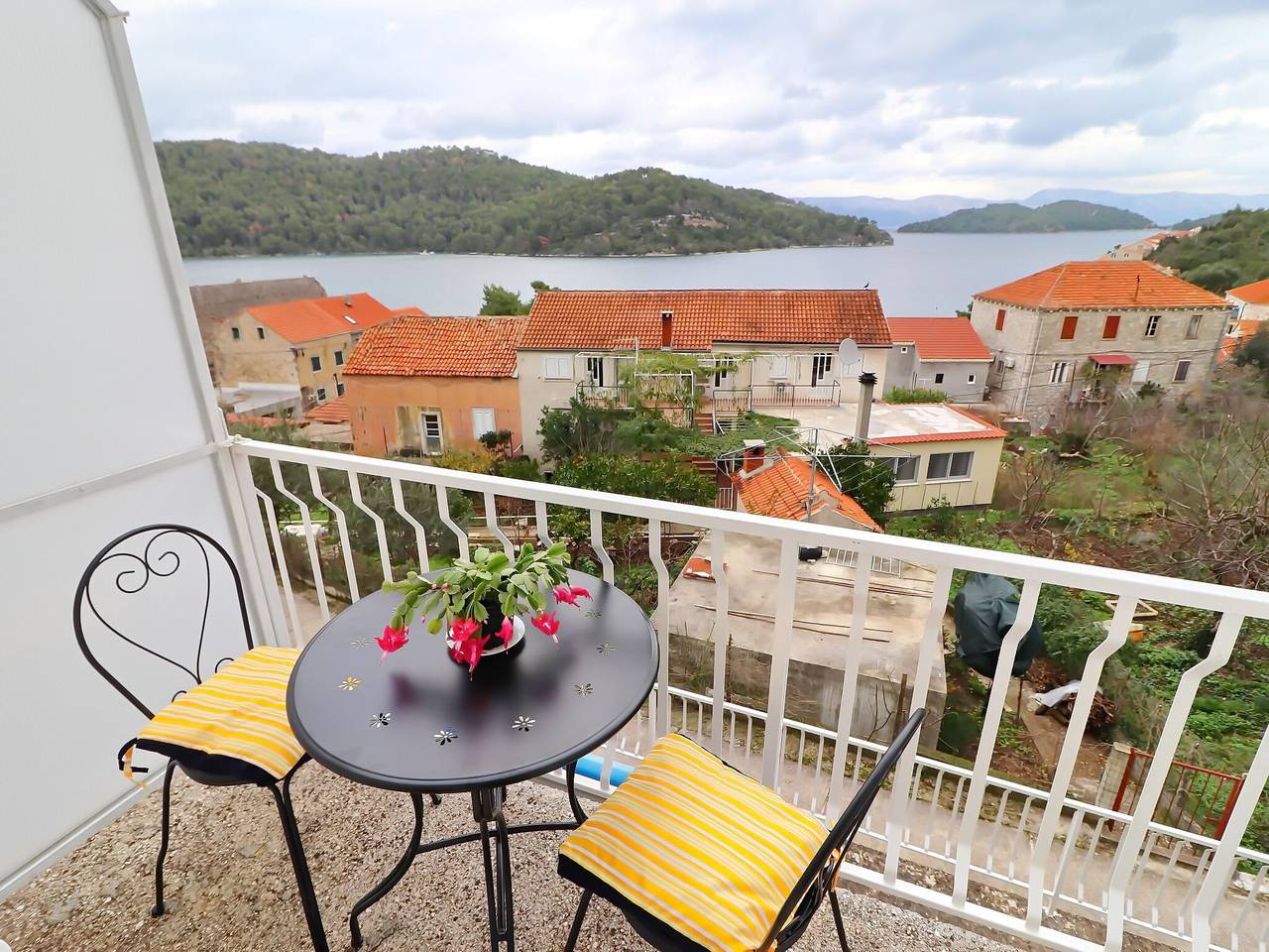 Ganze Wohnung, Apartments Nodilo - Standard One Bedroom Apartment with Balcony and Sea View (Apt 2) in Mljet