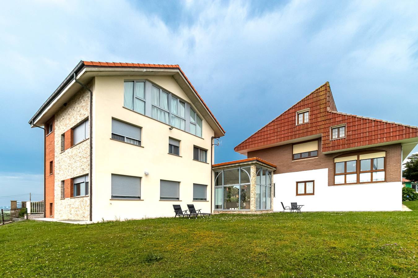 Apartamento entero, Apartamento 'Gloria-Patchwork' con vistas al mar, jardín compartido y Wi-Fi in Santillana del Mar, Costa de Cantabria