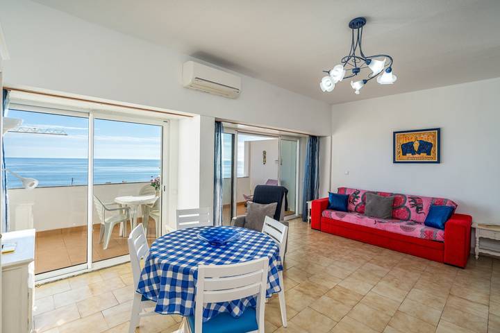 Entire apartment, Apartment 'Apartamento Frente Mar' with Sea View, Wi-Fi and Air Conditioning in Praia da Rocha, Portimão