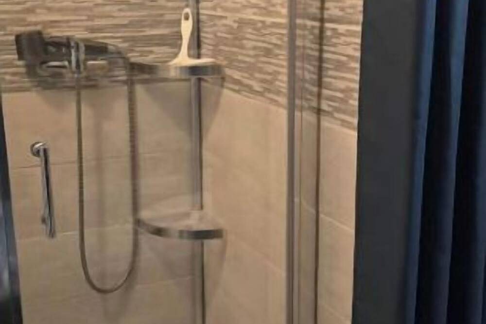 Entire apartment, Small Studio indiv. 12m2 Rdj + parking space. in Vitrolles, Istres region