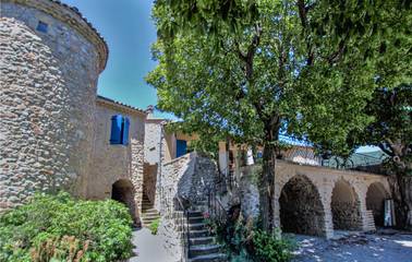 Location de vacances pour 8 personnes, avec terrasse et piscine dans Privas