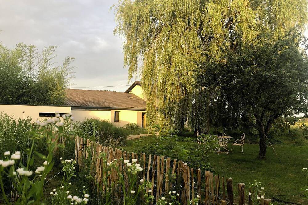 Renovated farmhouse with garden and swimming pool in Saint-Denis-lès-Bourg, Bourg-en-Bresse und Umgebung