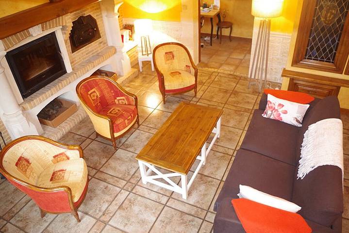 Gîte pour 15 personnes, avec jardin ainsi que jacuzzi et terrasse dans le Puy-de-Dôme - 3