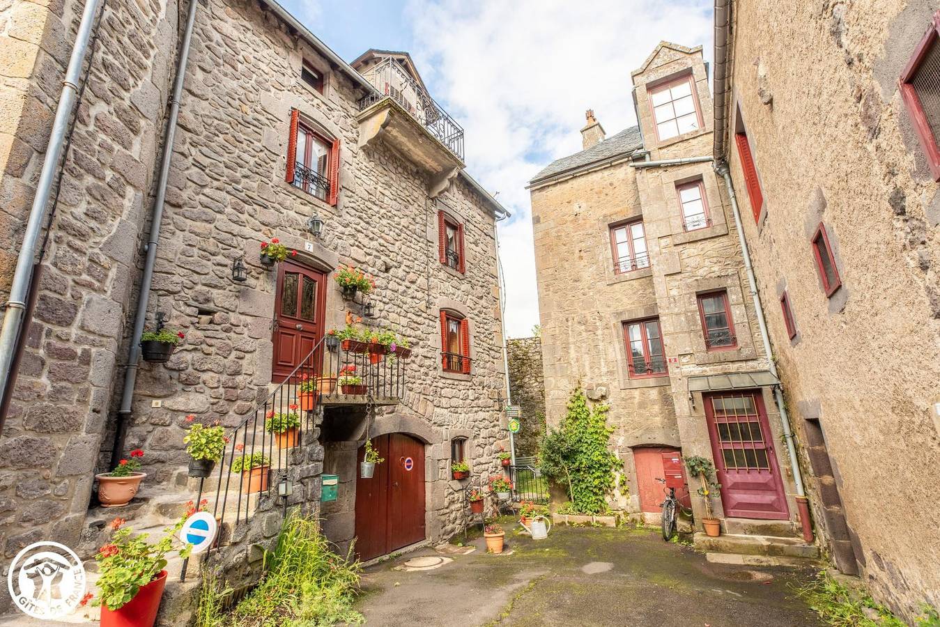 Les Remparts in Besse-Et-Saint-Anastaise, Parque Natural Regional Volcans D'auvergne